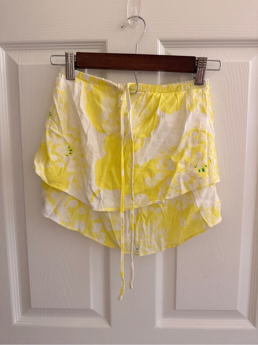 cupcakes & cashmere Women’s Yellow White Ruffled Crop Halter Top- xxs EUC